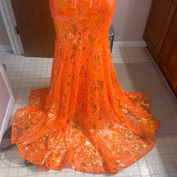 Beautiful orange sequin gown - Picture 6 of 6